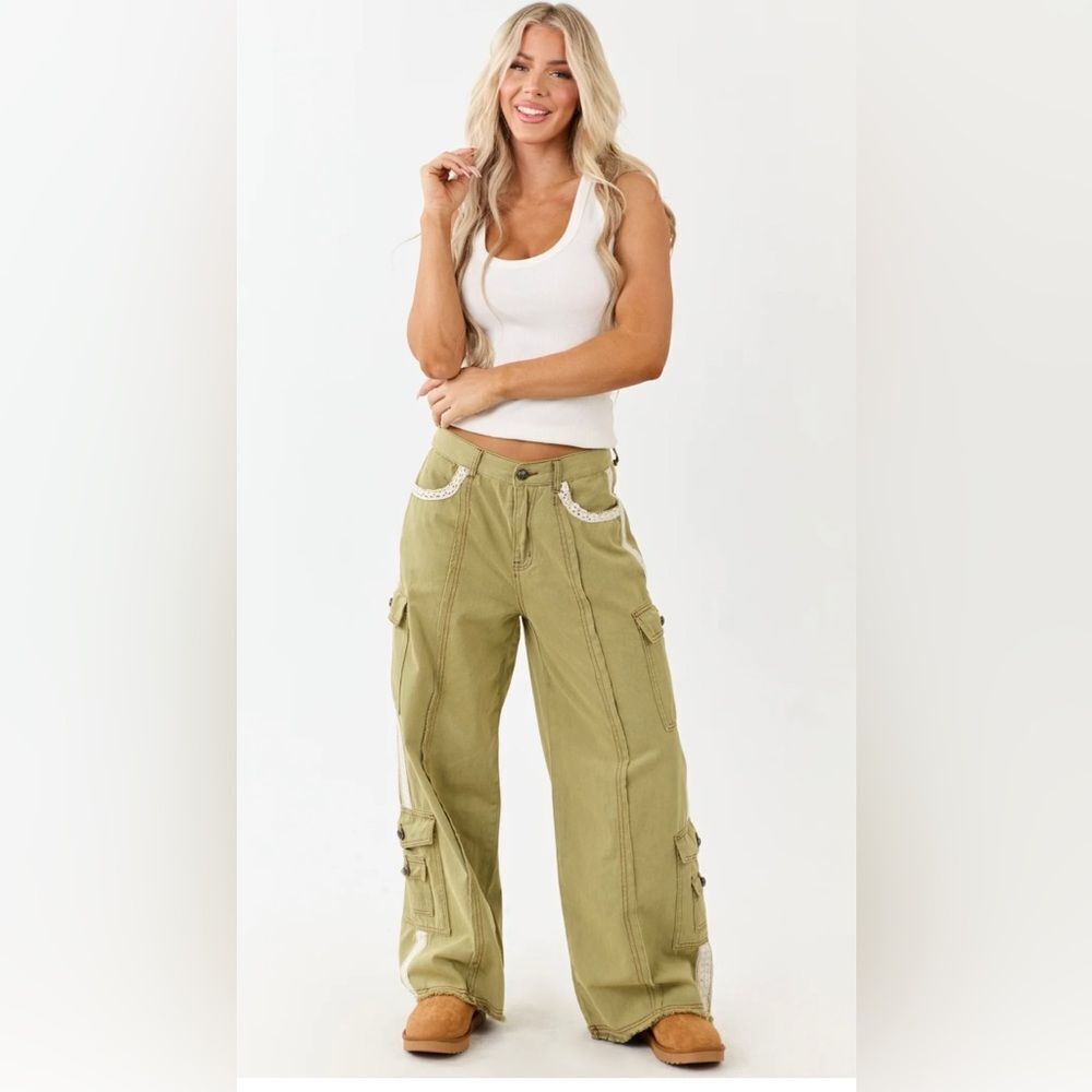 KIMBERLY OLIVE WIDE
LEG CARGO PANTS by POL; Size Large